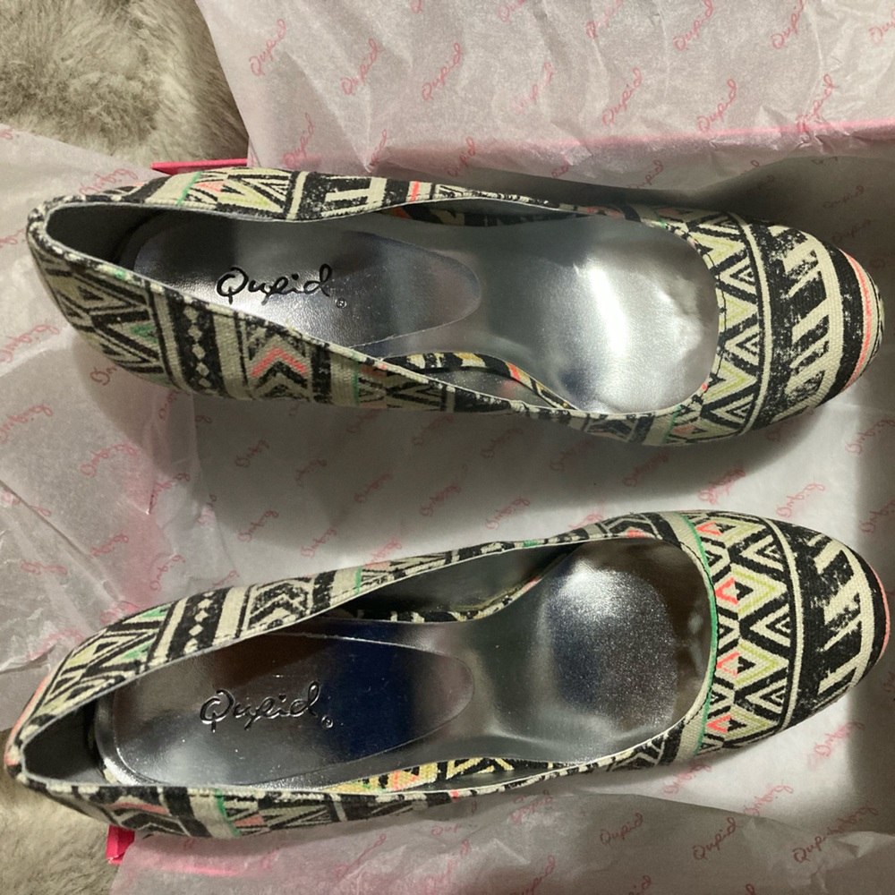 NEW Qupid Daydream Platform Pump, Printed fabric upper. Round toe.